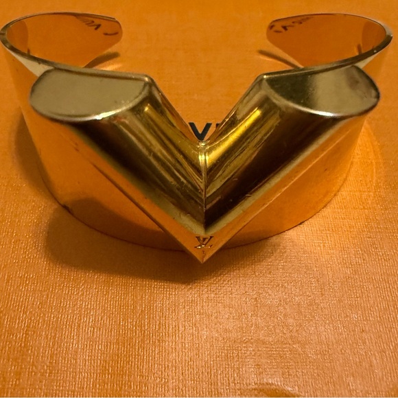 Authentic Louis Vuitton Gold Essential V Cuff - Picture 1 of 5
